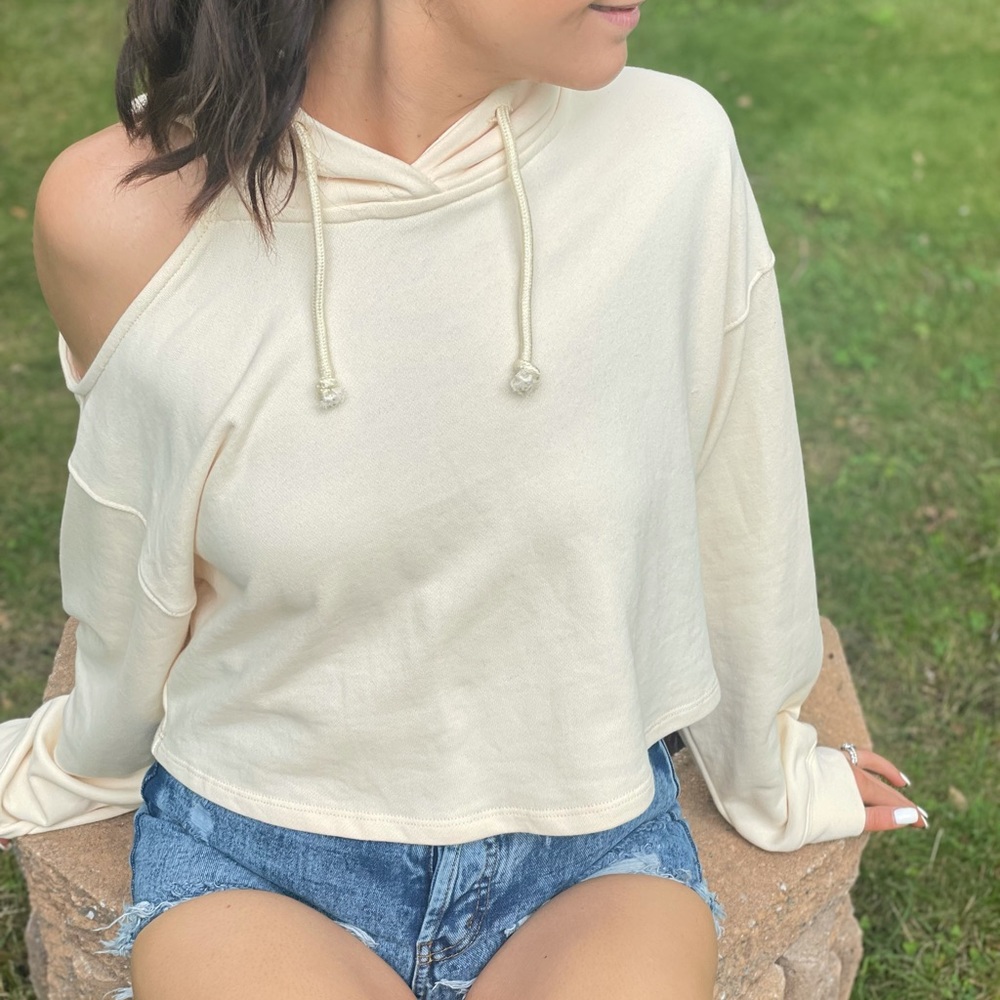 Cropped hoodie with open shoulder
